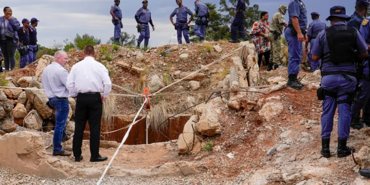 Minisitiri w’igipolisi cya Afurika yepfo asezeranya guhagarika ubucukuzi butemewe