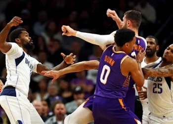 NBA yahannye abakinnyi batatu bagaragaye mu mvururu hagati y’umukino wahuzaga Dallas Mavericks na Phoenix Suns
