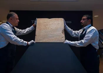 Cya gipande cy’ibuye kizwi ko cyanditsweho ya mabwirizwa icumi y’Imana kiri kugurishwa icyamunara