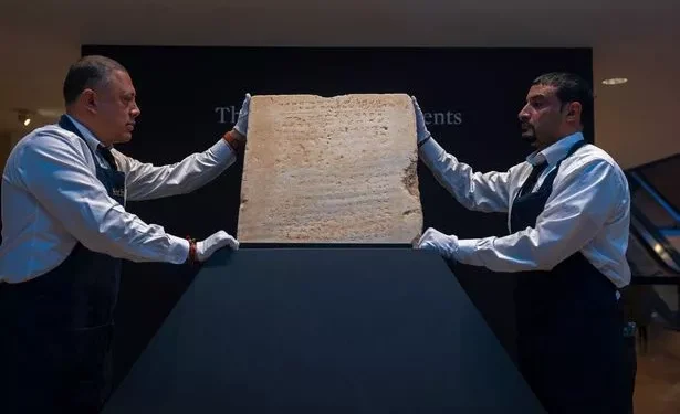 Cya gipande cy’ibuye kizwi ko cyanditsweho ya mabwirizwa icumi y’Imana kiri kugurishwa icyamunara