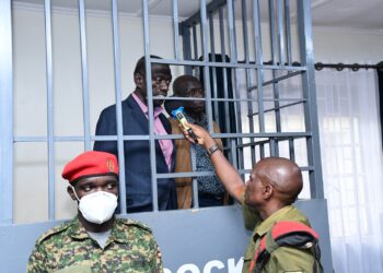 Igisirikare cya Uganda cyongereye ifungwa rya Besigye: Ese yaba ari icyuho mu burenganzira bwa muntu?