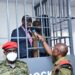 Igisirikare cya Uganda cyongereye ifungwa rya Besigye: Ese yaba ari icyuho mu burenganzira bwa muntu?