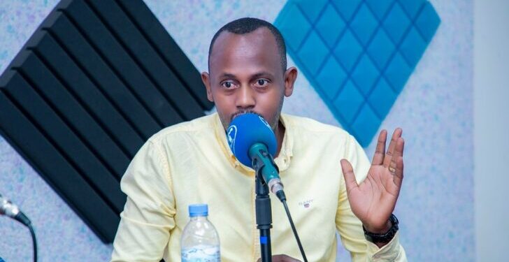 Umunyamakuru w’imikino Sam Karenzi yasezeye kuri radiyo Fine FM nyuma y’imyaka itatu ayikorera