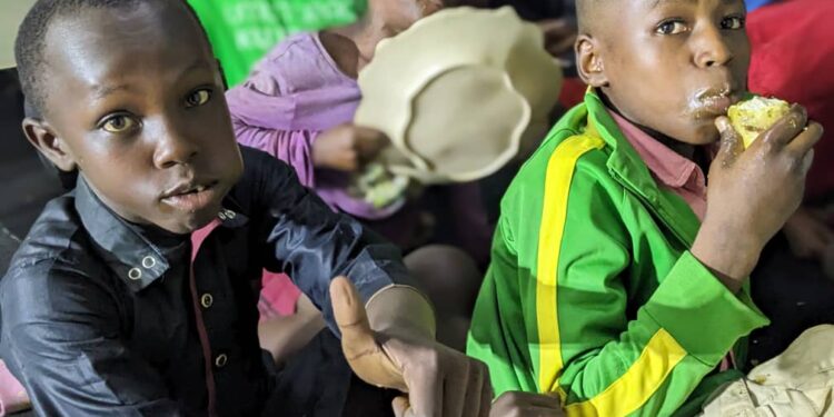 Kasuku Media yifatikanyije gusangira Noheli n’abana bo ku mihanda