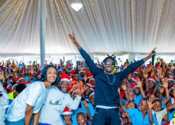 Juno Kizigenza yasusurukije abari mu birori byo gusangira iminsi mikuru n’abana, byateguwe na Kate Bashabe