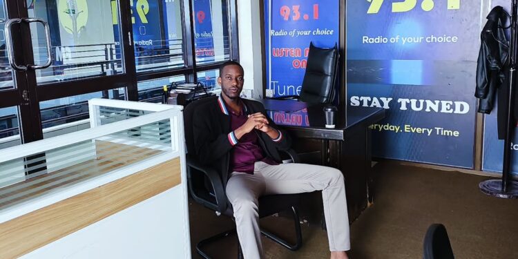 Umunyamakuru w’imikino Ishimwe Ricard yamaze gusezera kuri radiyo ya Fine FM