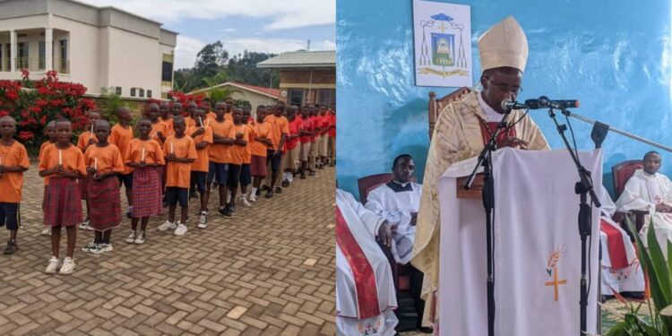 Mu rwego rwo gusangira n’abana bo ku mihanda iminsi mikuru, Myr Edouard SINAYOBYE Umwepiskopi niwe wasomye Misa