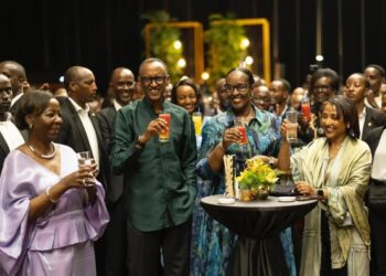 Perezida Kagame na madam we, bakiriye abantu bo mu ngeri zitandukanye mu birori biherekeza umwaka wa 2024