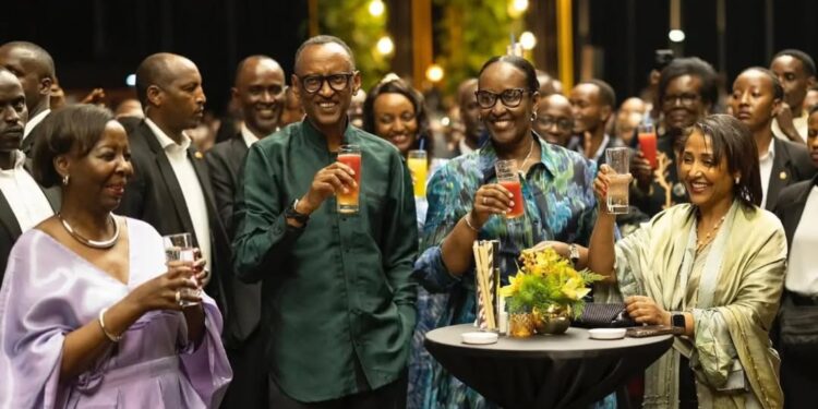 Perezida Kagame na madam we, bakiriye abantu bo mu ngeri zitandukanye mu birori biherekeza umwaka wa 2024