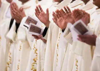 Abagabo bafite ibyiyumvo byo kuryamana n’abo bahuje ibitsina bemerewe kuba abapadiri