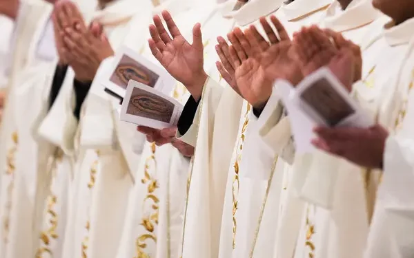 Abagabo bafite ibyiyumvo byo kuryamana n’abo bahuje ibitsina bemerewe kuba abapadiri