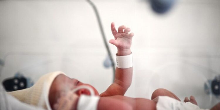 Umwana wavukanye ikibazo cy’umutima utera gahoro yabashije kubagwa, ashyirwamo akuma k’ikoranabuhanga (pacemaker)