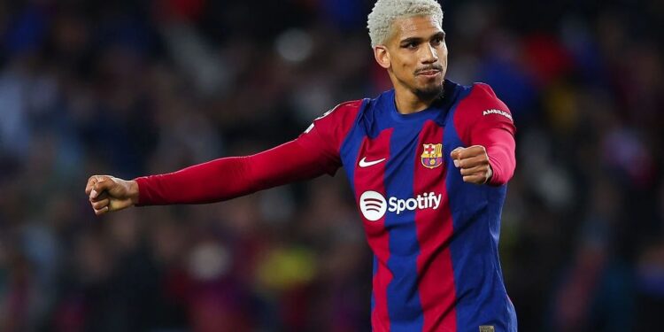 Ronald Araujo ari hafi gusinya amasezerano mashya na FC Barcelona vuba aha