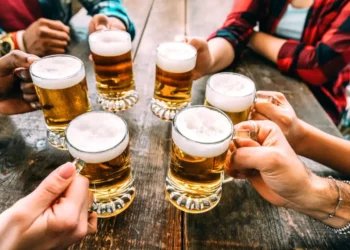 Abashakashatsi bagaragaza ko abantu benshi banywa inzoga nyinshi mu gihe cy’iminsi mikuru isoza umwaka