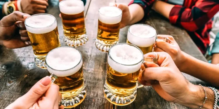 Abashakashatsi bagaragaza ko abantu benshi banywa inzoga nyinshi mu gihe cy’iminsi mikuru isoza umwaka