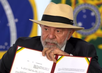 Perezida Lula yashyize umukono ku itegeko ribuza ikoreshwa rya telefone zigezweho mu mashuri