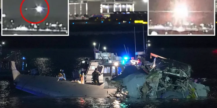 Indege ya gisirikare ya Amerika yagonganye n’indege ya gisivile mu kirere, ubutabazi buhita butangira