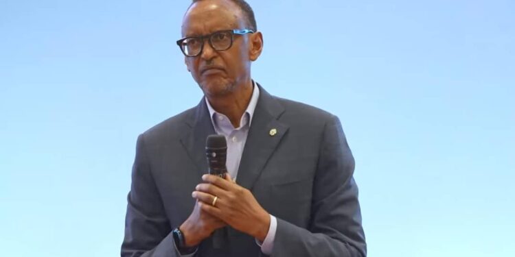 Perezida Kagame yanenze imyitwarire y’urubyiruko mu Rwanda, agaruka ku Buremere bw’uburere bucye mu muryango Nyarwanda
