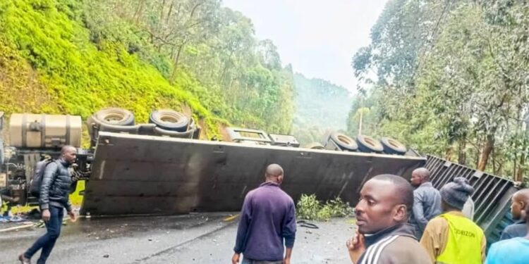 Polisi y’u Rwanda yatangaje ko umuhanda Nyamasheke-Huye-Kigali utakiri nyabagendwa kubw’impanuka yabereye mu ishyamba rya Nyungwe