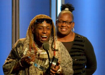 Umuraperi Lil Wayne yavuze uko sheke yambere yabonye 5000$ yayisangiye na mama we Jacida Carter