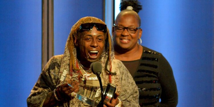 Umuraperi Lil Wayne yavuze uko sheke yambere yabonye 5000$ yayisangiye na mama we Jacida Carter