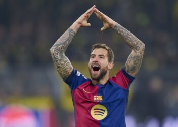 Iñigo Martínez yiteguye gusinyana amasezerano mashyamuri Barcelona