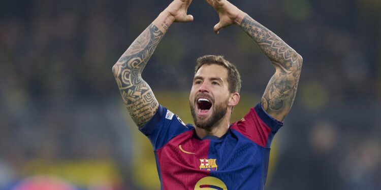 Iñigo Martínez yiteguye gusinyana amasezerano mashyamuri Barcelona