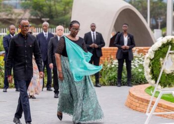 Perezida Paul Kagame na Madamu Jeannette Kagame bunamiye Intwari z’u Rwanda mu muhango wuzuye icyubahiro