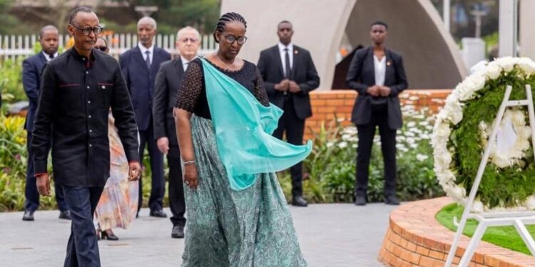 Perezida Paul Kagame na Madamu Jeannette Kagame bunamiye Intwari z’u Rwanda mu muhango wuzuye icyubahiro