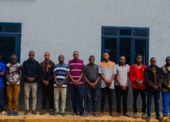 Polisi y’u Rwanda yerekanye abantu 15 bakekwaho kwiba moto mu Turere twa Gicumbi na Nyagatare