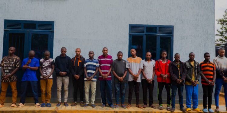 Polisi y’u Rwanda yerekanye abantu 15 bakekwaho kwiba moto mu Turere twa Gicumbi na Nyagatare