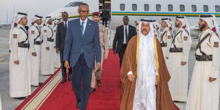 Perezida Paul Kagame yagiriye uruzinduko rw’akazi muri Qatar