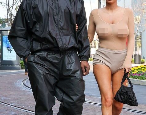 Kanye West yahakanye ibyo guhatiriza umugore we kwambara impenure