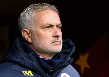 José Mourinho wa Fenerbahçe SK yahagaritswe imikino ine nyuma yo kunenga abasifuzi