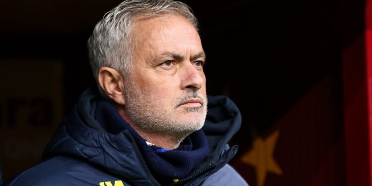 José Mourinho wa Fenerbahçe SK yahagaritswe imikino ine nyuma yo kunenga abasifuzi