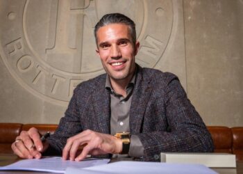 Robin van Persie yasinyiye umwanya w’umutoza mushya wa Feyenoord kugeza muri Kamena 2027