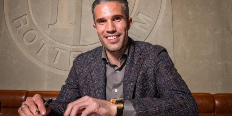 Robin van Persie yasinyiye umwanya w’umutoza mushya wa Feyenoord kugeza muri Kamena 2027