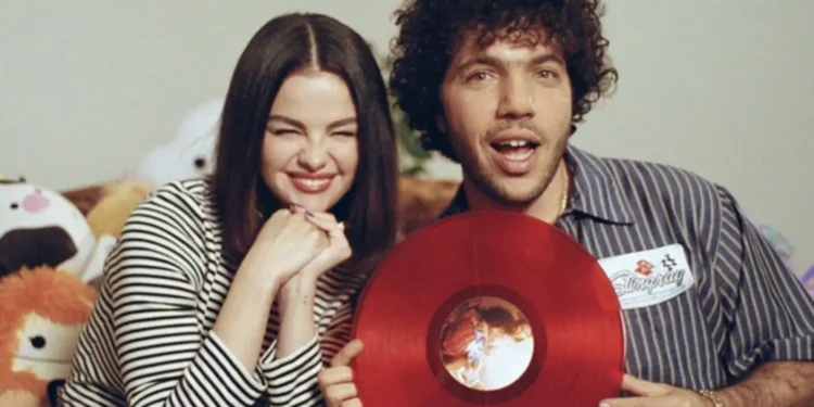 Selena Gomez na Benny Blanco basohoye indirimbo “Scared of Loving You” nyuma yo kwambikana impeta