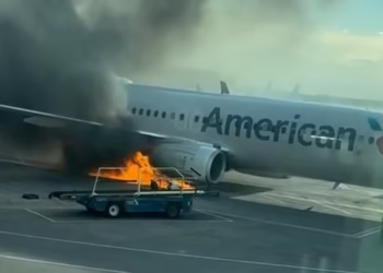 Indege ya American Airlines yafashwe n’inkongi y’umuriro ku kibuga cy’indege cya Denver