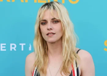 Kristen Stewart yatunguranye mu myambaro idasanzwe mu ijoro ryo kwerekana ‘Sacramento’