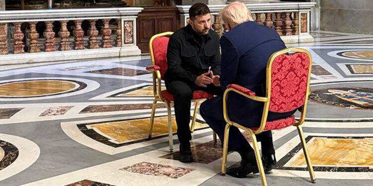 Trump yaciye igikuba i Vatikani: Yahuriye na Zelenskyy mu ibanga, ubwamamare bwe burahanantuka!