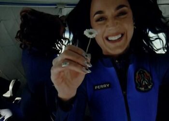 Katy Perry yaririmbiye mu isanzure! Ibyo yavuze ku bivejuru “aliens” byateye ururondogoro