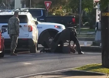 Ihohoterwa ry’umuturage n’abapolisi ryafashwe kuri kamera muri Louisiana