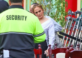 Jennifer Lopez ari gushakisha umukunzi ku nsanganyamatsiko y’ikinamico nshya ‘Office Romance’
