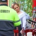 Jennifer Lopez ari gushakisha umukunzi ku nsanganyamatsiko y’ikinamico nshya ‘Office Romance’