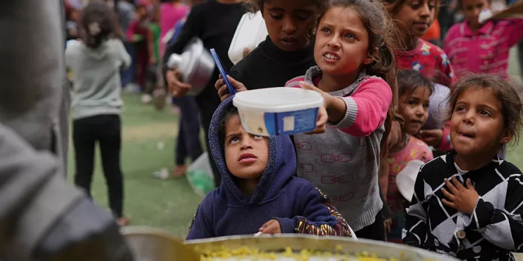 Abaturage ba Gaza bahangayikishijwe n’inzara ikabije, bati: “Nihafungwa igikoni cy’Impuhwe, tuzapfa”