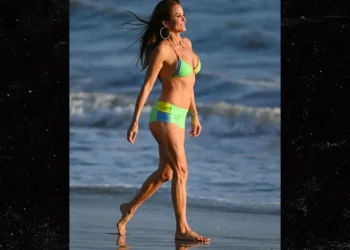 Brooke Burke Yashimangiye Uburanga bwe ku Mucanga wa Malibu mu Mwambaro wo Koga