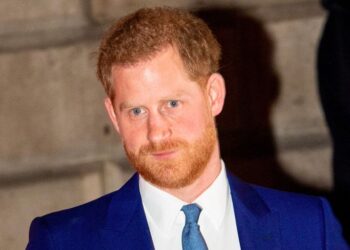 Prince Harry avanwe mu rukiko n’abamurinda nyuma y’urusaku rw’umufana.