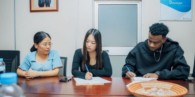 Rocky Kimomo yasinye amasezerano azamufasha kwerekana filime ze kuri StarTimes