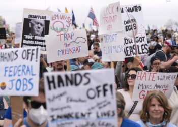 Abaturage bamerika bahagurukiye Trump na Musk bakora imwigaragambyo  mu mijyi yose kuva i New York kugera muri Alaska banenga ubutegetsi